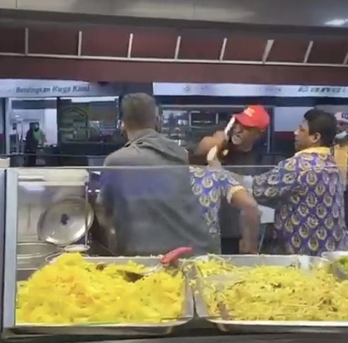 Virus!  Pelanggan Ngamuk Pukuli Pegawai Resto Gegara Ayam Goreng