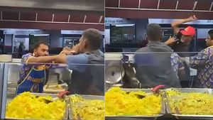 Viral! Pelanggan Ngamuk Pukuli Pegawai Resto Gegara Ayam Goreng