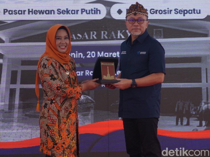 Wali Kota Mojokerto Ning Ita saat berfoto bersama Mendag Zulkifli Hasan usai meresmikan 5 pasar.