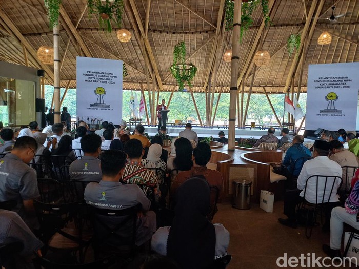 Wali Kota Solo Gibran Rakabuming Raka menghadiri acara pelantikan Ketua Umum HIPMI Solo di Makunde Resto Solo Safari, Senin (20/3/2023).