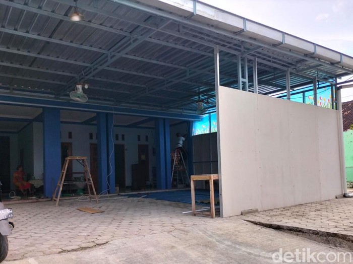 Warga Dukuh Rejoso, Desa Sambon, Banyudono, Boyolali, membangun musala darurat jelang Ramadhan gegara masjidnya masuk dalam area proyek tol Jogja-Solo, Senin (20/3/2023).