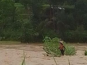 Warga Banjarnegara Terjebak Banjir Sepulang Berladang, Begini Kondisinya