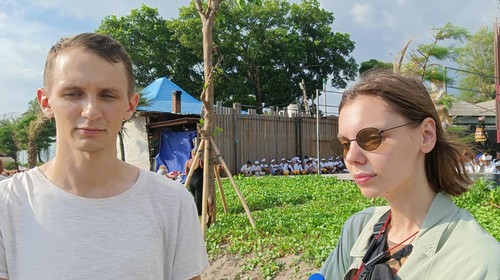 WN Rusia Maxim dan Katya di Pantai Seminyak, Badung, Bali, Minggu (19/3/2023).