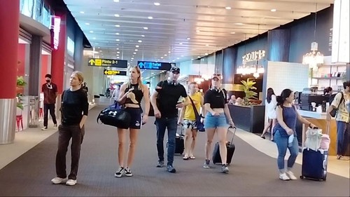 Sejumlah WNA baru tiba di Bandara I Gusti Ngurah Rai, Bali Jumat (17/3/2023).