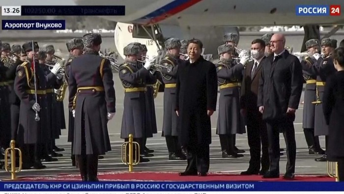 Xi Jinping Tiba di Rusia untuk Bertemu Putin Presiden China Xi Jinping telah mendarat di Moskow, Rusia, Senin (20/3). Dalam kunjungan kenegaraan ini, Xi akan bertemu dengan Presiden Vladimir Putin.