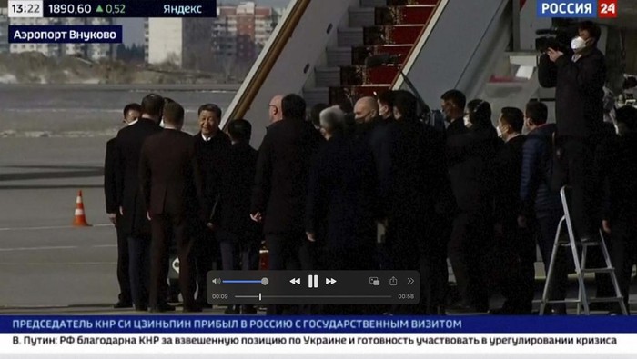 Xi Jinping Tiba di Rusia untuk Bertemu Putin Presiden China Xi Jinping telah mendarat di Moskow, Rusia, Senin (20/3). Dalam kunjungan kenegaraan ini, Xi akan bertemu dengan Presiden Vladimir Putin.