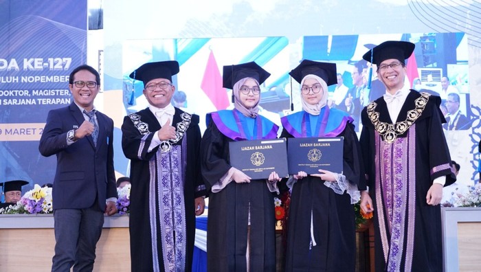 Zahra dan Zahirah di Wisuda ITS.