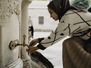 Wudhu Sambil Berbicara, Bolehkah? Ini Hukumnya