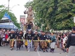Ada setidaknya enam ogoh-ogoh yang diarak di Jalan El Tari, Kota Kupang.