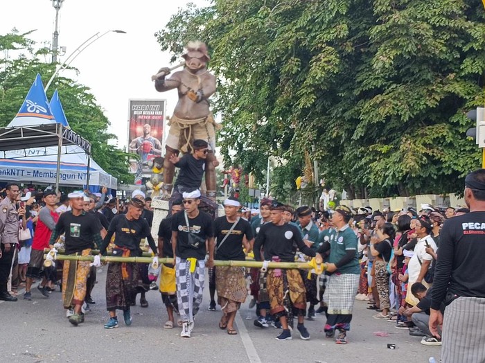 Ada setidaknya enam ogoh-ogoh yang diarak di Jalan El Tari, Kota Kupang, Selasa (21/3/2023). Yufen Ernesto/detikBali