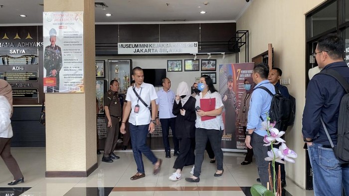 AG Pacar Mario Dand saat dilimpahkan di Kejari Jaksel | Kajari Jaksel Syarief Sulaeman