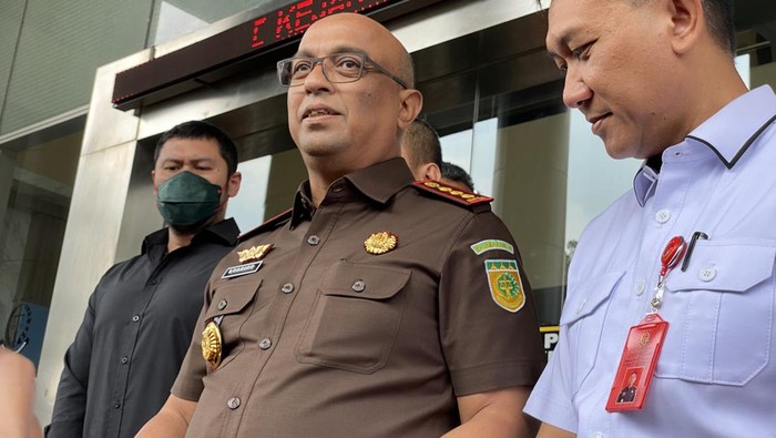 AG Pacar Mario Dand saat dilimpahkan di Kejari Jaksel | Kajari Jaksel Syarief Sulaeman