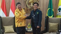 Airlangga langsung menyambut Yusril di depan pintu mobil. Airlangga sempat berkelakar mengemudikan mobil Yusril.