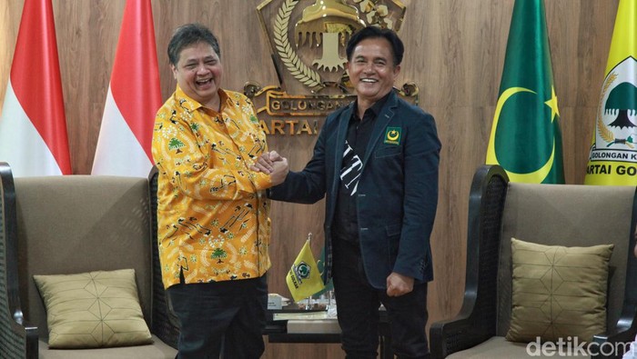 Ketum PBB Yusril Ihza Mahendra bertandang ke kantor DPP Partai Golkar. Yusril dkk disambut langsung Ketum Partai Golkar Airlangga Hartarto.