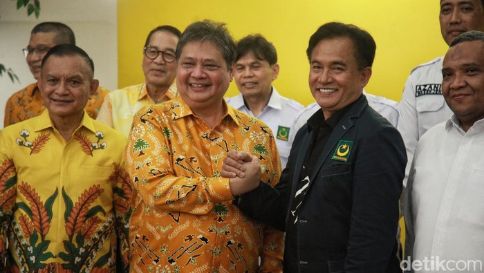 Ketum PBB Yusril Ihza Mahendra bertandang ke kantor DPP Partai Golkar. Yusril dkk disambut langsung Ketum Partai Golkar Airlangga Hartarto.