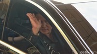 Usai pertemuan, Yusril tampak meninggalkan markas Golkar dengan mengendarai sendiri mobilnya.