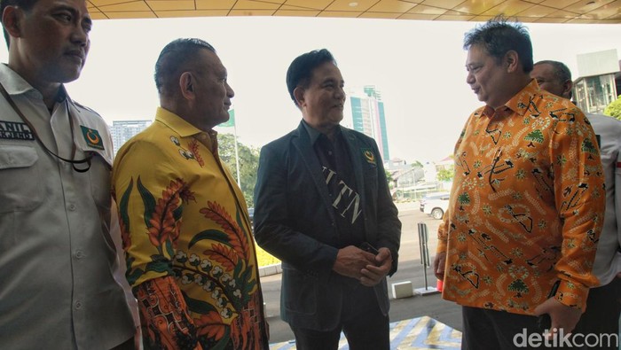 Ketum PBB Yusril Ihza Mahendra bertandang ke kantor DPP Partai Golkar. Yusril dkk disambut langsung Ketum Partai Golkar Airlangga Hartarto.