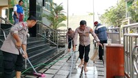 ‘Bersenjatakan’ sapu, kain pel, selang, ember serta peralatan pembersih ruangan dan bangunan, petugas berseragam coklat ini, terlihat sangat sigap membersihkan setiap sisi masjid yang dirasa kurang bersih. 