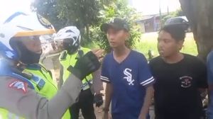 Polisi Tegur Pak Ogah Bergaya Preman di Depok: Jangan Ketawa Kamu!