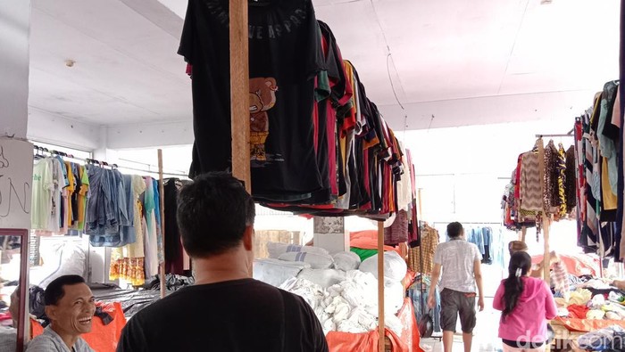 Aktivitas jual beli pakaian bekas di Pasar Pinasungkulan Karombasan Manado.