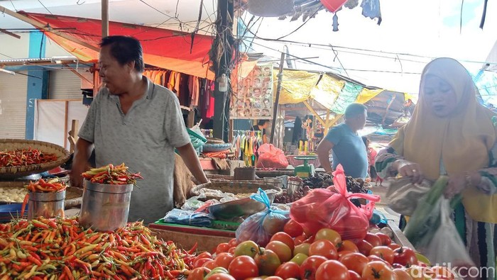 Aktivitas pedagang komoditas pangan di Pasar Pinasungkulan Karombasan Manado.