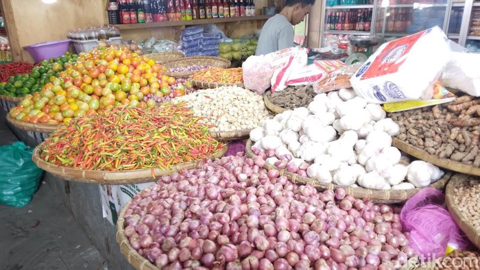 Aktivitas pedagangan di pasar Gorontalo.