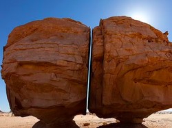 Misteri Batu Al Naslaa di Arab Saudi, Terbelah Sempurna di Tengah