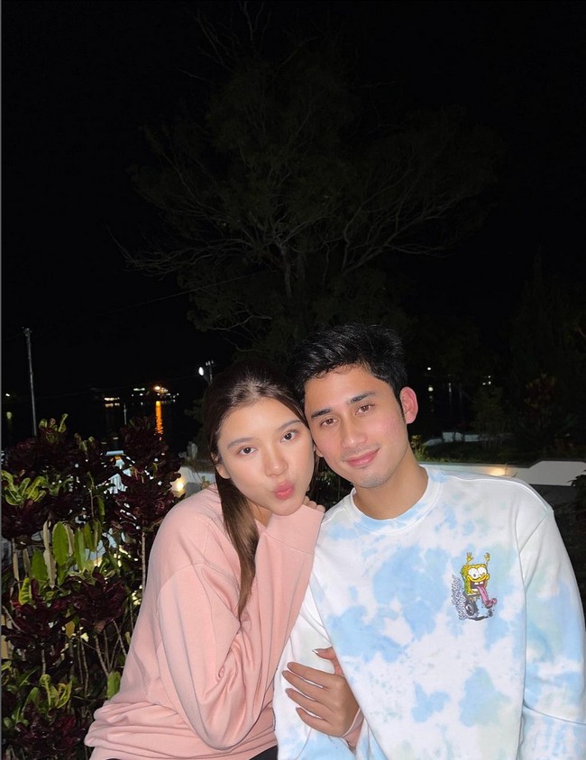 “2022 kami bertemu dan itu adalah awal dari segalanya. Kami telah belajar banyak dari tahun 2022 dan begitu banyak kenangan indah di sini, bersyukur, dan diberkati. 2023 berusaha menjadi jauh lebih baik dan kita berharap yang terbaik untuk 2023, tulis Tiara Andini. Foto: Instagram/@alshadahmad