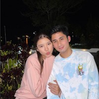 “2022 kami bertemu dan itu adalah awal dari segalanya. Kami telah belajar banyak dari tahun 2022 dan begitu banyak kenangan indah di sini, bersyukur, dan diberkati. 2023 berusaha menjadi jauh lebih baik dan kita berharap yang terbaik untuk 2023, tulis Tiara Andini. Foto: Instagram/@alshadahmad