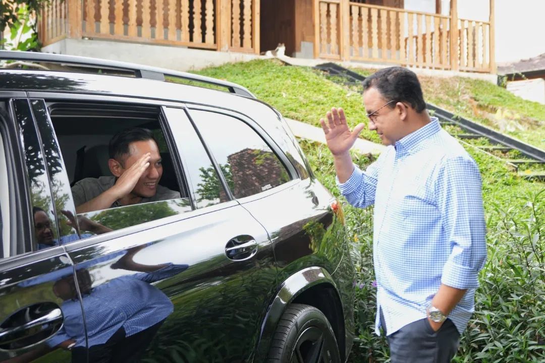 Bakal calon presiden (capres) 2024 Koalisi Perubahan Anies Baswedan menerima kunjungan Ketum Partai Demokrat (PD) Agus Harimurti Yudhoyono (AHY). Pertemuaan keduanya berlangsung di rumah Anies di kawasan Lebak Bulus.