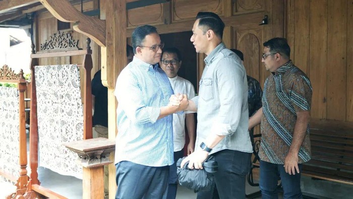 Bakal calon presiden (capres) 2024 Koalisi Perubahan Anies Baswedan menerima kunjungan Ketum Partai Demokrat (PD) Agus Harimurti Yudhoyono (AHY). Pertemuaan keduanya berlangsung di rumah Anies di kawasan Lebak Bulus.