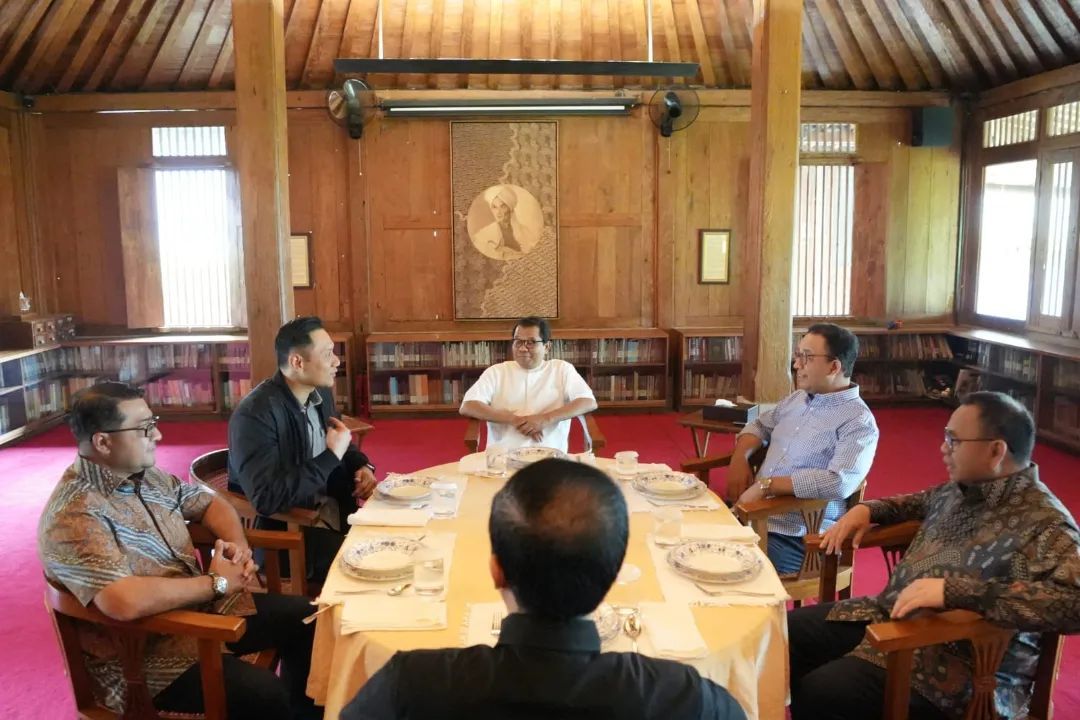 Bakal calon presiden (capres) 2024 Koalisi Perubahan Anies Baswedan menerima kunjungan Ketum Partai Demokrat (PD) Agus Harimurti Yudhoyono (AHY). Pertemuaan keduanya berlangsung di rumah Anies di kawasan Lebak Bulus.
