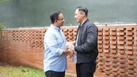 Anies Terima Kunjungan AHY di Pendopo Rumah, Saling Beri Hormat