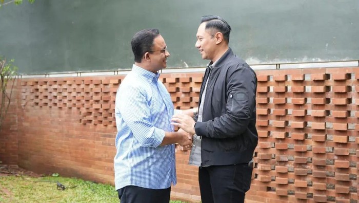 Bakal calon presiden (capres) 2024 Koalisi Perubahan Anies Baswedan menerima kunjungan Ketum Partai Demokrat (PD) Agus Harimurti Yudhoyono (AHY). Pertemuaan keduanya berlangsung di rumah Anies di kawasan Lebak Bulus.