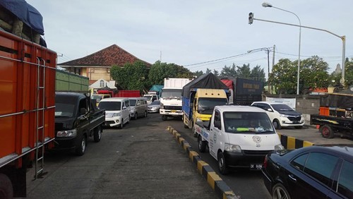Antrean kendaraan h-1 Nyepi di Pelabuhan Gilimanuk, Jembrana, Bali, Selasa (21/3/2023).