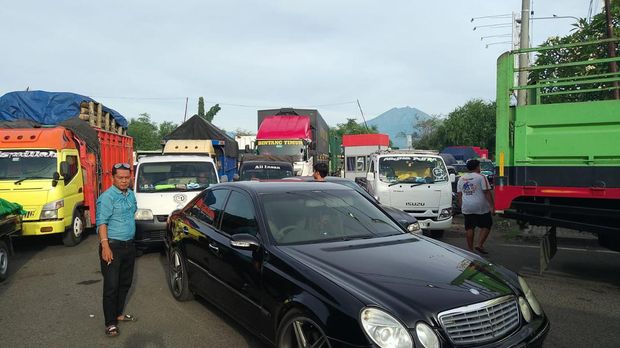 Antrean kendaraan h-1 Nyepi di Pelabuhan Gilimanuk, Jembrana, Bali, Selasa (21/3/2023).