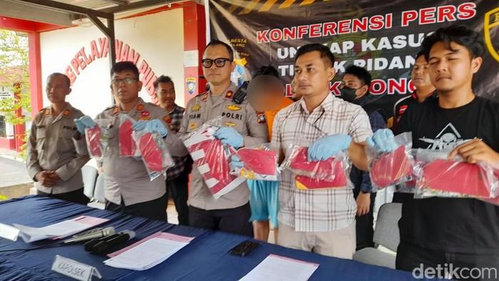 ASN Pemkot Batam pelaku sodomi 3 anak kandungnya ditangkap polisi. (Alamudin Hamapu/detikSumut)