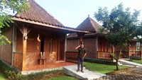Pondok ini juga memiliki ruang rapat berbentuk gazebo, restoran, outbound area, hingga embung untuk pengairan sawah.