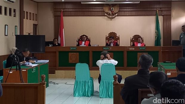 Bambang Tri menutup telinga dalam persidangan di Pengadilan Negeri Solo, Selasa (21/3/2023).