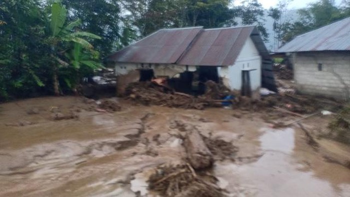 Banjir bandang di Solok