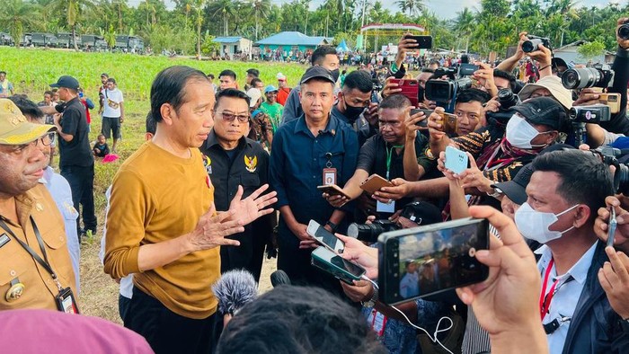 Presiden Jokowi meninjau lumbung pangan atau food estate dalam kunjungan kerjanya di Kabupaten Keerom, Provinsi Papua.