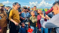 Sejumlah warga terlihat mengajak Presiden Jokowi untuk swafoto.