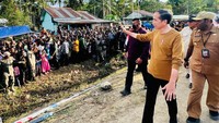 Ia juga sempat menyapa warga di lokasi.