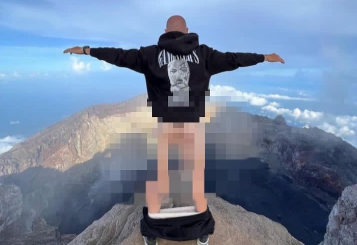 Oknum bule yang diduga melakukan hal yang tidak senonoh dengan menurunkan celananya saat berada di puncak Gunung Agung, Kecamatan Rendang, Kabupaten Karangasem, Bali.