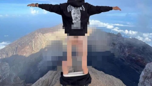 Oknum bule yang diduga melakukan hal yang tidak senonoh dengan menurunkan celananya saat berada di puncak Gunung Agung, Kecamatan Rendang, Kabupaten Karangasem, Bali.