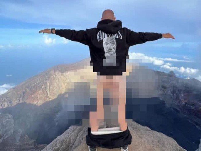 Oknum bule yang diduga melakukan hal yang tidak senonoh dengan menurunkan celananya saat berada di puncak Gunung Agung, Kecamatan Rendang, Kabupaten Karangasem, Bali.