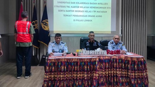 WNA Belanda bekerja sebagai karyawan supermarket di Mataram dideportasi Kantor Imigrasi.
