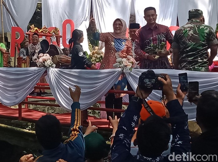 Bupati Klaten Sri Mulyani menyebar kue apem di acara tradisi padusan di OMAC, Klaten, Selasa (21/3/2023).