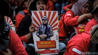 Massa membawa berbagai poster sebagai bentuk protes kepada Menaker Ida Fauziyah. 