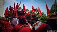 Mereka protes terhadap aturan soal pemotongan gaji buruh hingga 25%.